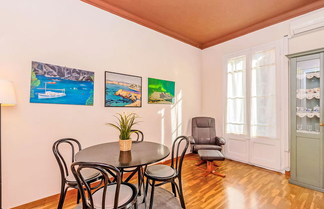 2 bedroom Apartment in Barcelona - Photo 2