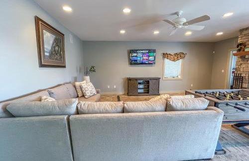 Luxury Stunning Mountaintop Home with Hot Tub and Lake Views - Foto 26