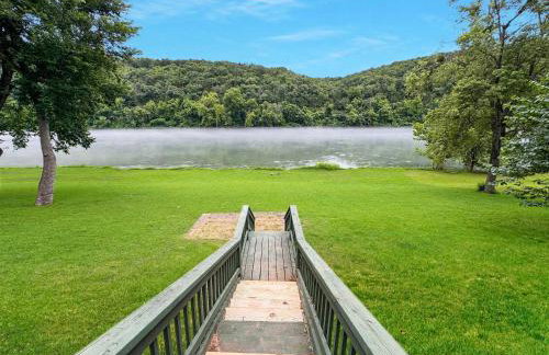 Riverfront Retreat - Right next to the White River - Foto 30