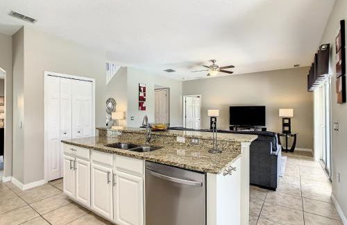 Extended Sun Deck with Private Pool in Gated Quiet Community - Foto 16