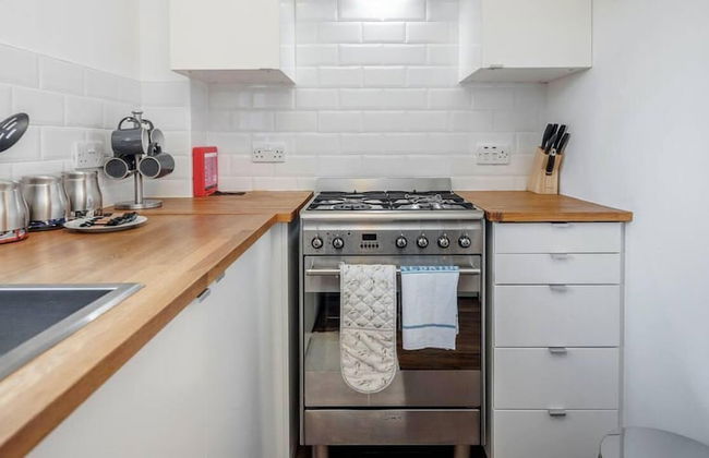2 Bed Apartment Sleeps 5 - Wifi, Free Parking - Photo 8