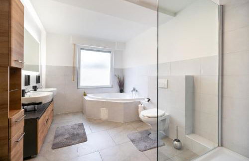 Stylische große 5-Zimmerwohnung-WLAN-Free Parking- - Foto 33