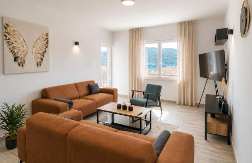 3-bedroom Sea View Home with Private Parking - Photo 1