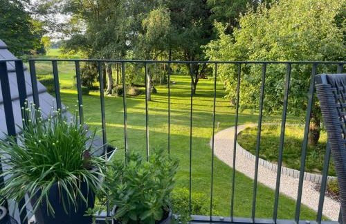 Traumhafte Ferienwohnung am Park, großer Balkon, voll ausgestattete Küche, Schreibtisch, WiFi, Smart TV, Carport, Wallbox, Fahrräder - Foto 12