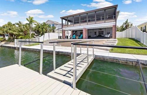 Waterfront home with pool and gameroom! - Foto 19