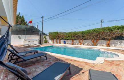 Stylish 3 BDR Retreat with Pool by LovelyStay - Foto 38