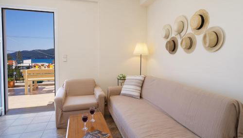 House of Hats - next to the coast - Karavomylos - Foto 1