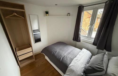 Entire 2 Bed House in London Area - Parking - Sleeps 5 - Foto 12