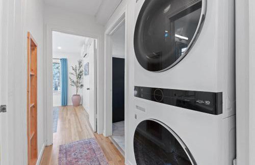 Chic 2BR Highland Retreat Near UT and Downtown, Free Parking by Austin Vacay - Foto 5
