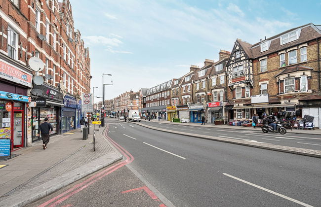 Chic and Colourful Family Home by Underthedoormat - Foto 64