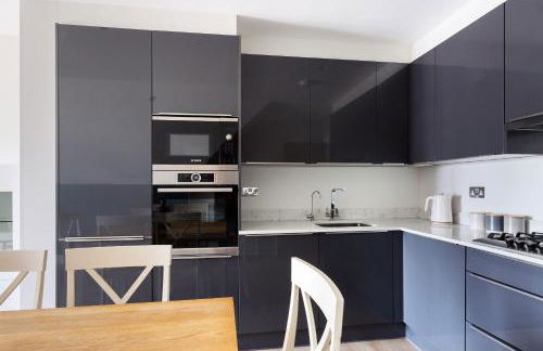 Elegant 2 Bed Flat with Balcony in Finchley - Photo 12