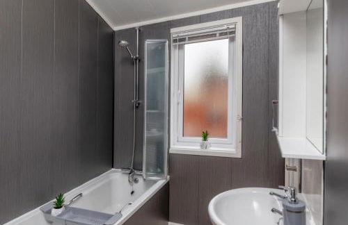 Family Luxury York Cabin Retreat with hot tub - Foto 60