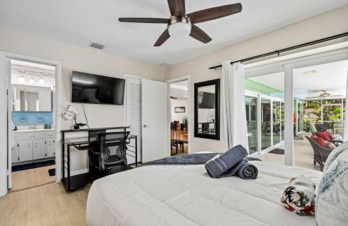 Walk to Beach Indoor-Outdoor Living w Pool - Photo 24