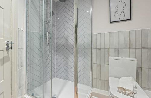 Chester Manor - 5 BR - Sleeps 10 - Free Parking - Foto 14