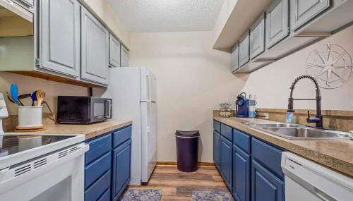 Large 2 Floor Condo, Pool Pass, Beach Club, walk to Shanty Creek - Foto 3