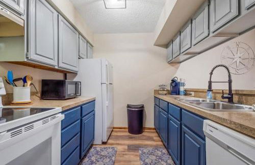 Large 2 Floor Condo, Pool Pass, Beach Club, walk to Shanty Creek - Foto 3