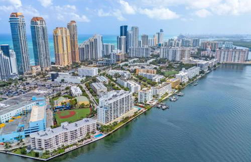 Waterfront Luxury 2-Bedroom Condo Sunny Isles Beach - Foto 2