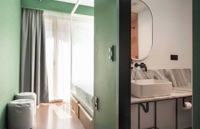 Zeus is Loose Hostel - Photo 30