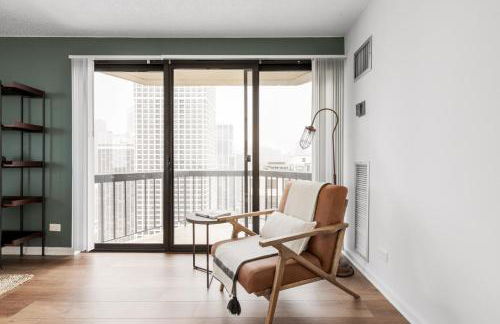 Gold Coast 2BR w Gym Pool nr Oak St Beach CHI-207 - Photo 3