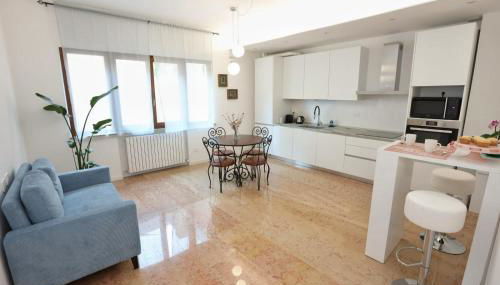 All'ombra del Duomo - Photo 1