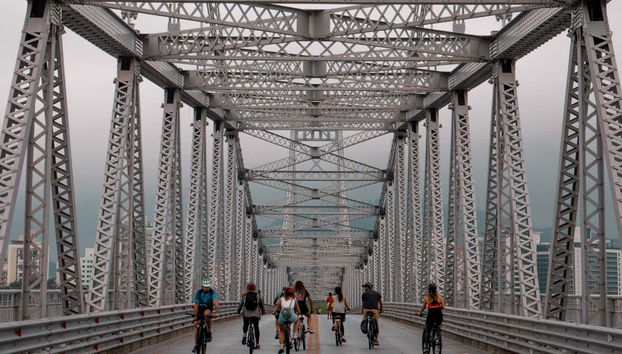 Passando por uma das pontes de Florianópolis