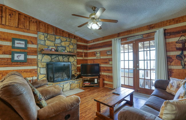 Creekside Memories - 2 Bedrooms, 2 Baths, Sleeps 6 Cabin by RedAwning - Foto 8