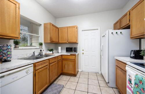 Your UF Getaway: 1 Block from Campus - 4 BD Haven - Foto 18