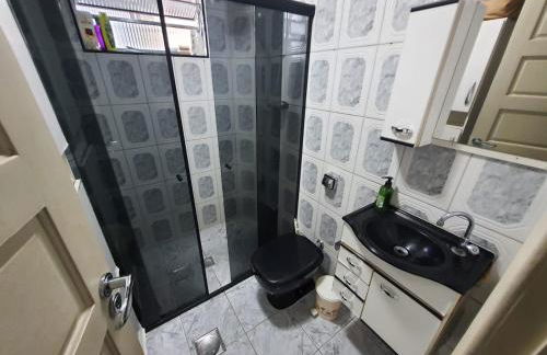 Apto frente à praia, aconchegante, vista lateral pro mar! - Foto 25