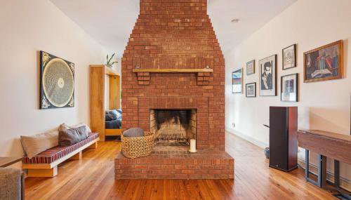 Charming City Home with Patio Fire Pit & Record Player-Family Friendly - Foto 2