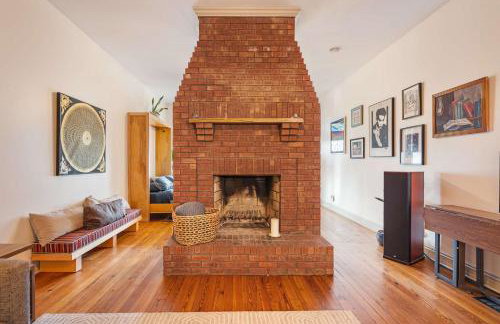 Charming City Home with Patio Fire Pit & Record Player-Family Friendly - Foto 9
