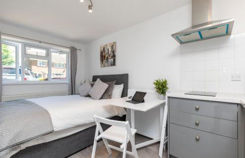 Findon- Stylish Suite 10mins close to Airport - Photo 1