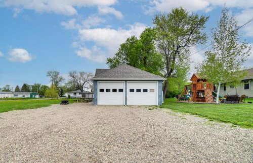 Serene Devils Lake House with Deck and Fire Pit! - Foto 26