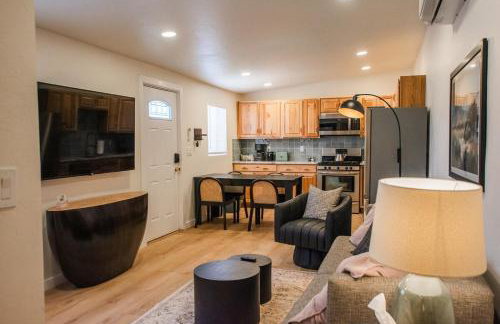 Sage Suite at ArnoTriplex! Private Hot Tub-Close to Downtown-Pet Friendly-No Pet Fee! - Photo 1