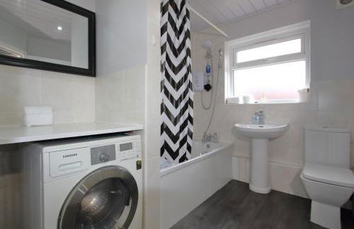 Cheerful 3 Bedroom 2 Bathroom Bungalow by CozyNest - Photo 10