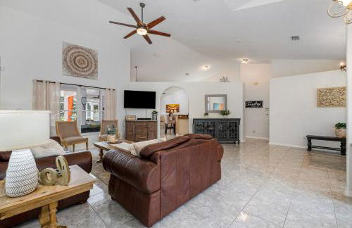 Elegant 4BR Pool Sanctuary - Ideal for Work or Play! - Foto 1
