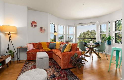 Chic 2BR • King Beds • Huge Patio • 95 Walk Score! - Foto 1