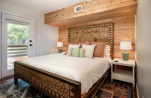 Downtown Bryan Treehouse Hot Tub and Peaceful Escape - Photo 4