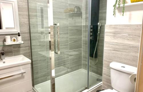 Spacious 3BR City Centre Apartment Free Parking - Photo 12