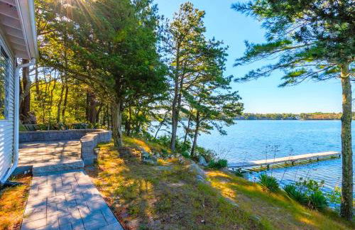 Gorgeous Waterfront Cottage with Luxurious Hot Tub for a Weekend Getaway near Cape Cod, Massachusetts - Foto 12