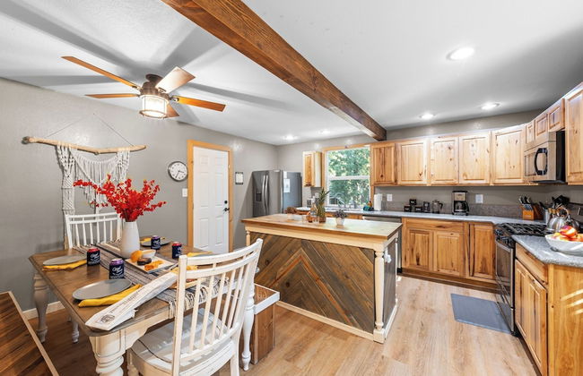 Sweet Pine Deck + Hot Tub, Cozy Modern Interior Close to Ski Resort! - Foto 44