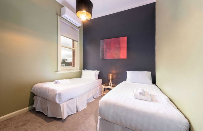 Unique 2BR Converted Storefront APT in Alphington! - Foto 2