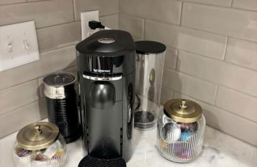 NEW Acadian House KING Bed Cajun Luxury Nespresso - Foto 5