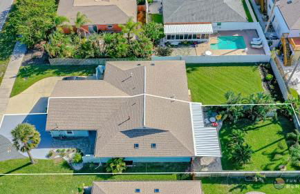 Dog Friendly Home wPrivate Fenced Yard, Garage & Fire Pit STEPS to the Beach! - Foto 33