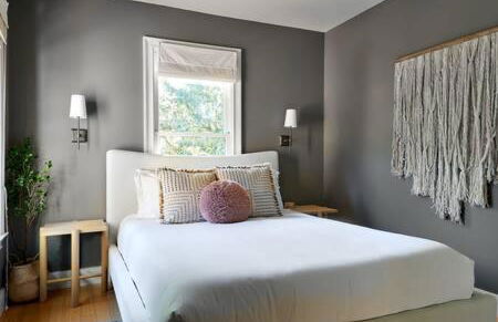 Chic 4BR with Fenced Yard, Walk to Dining, Parking, 5 Mins to Nissan Stadium, Less than 10 Mins to Broadway, Workspace, Parking, 24 Hr Hospitality, Great for Families - Foto 11