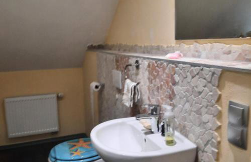 Farbenfrohe Dachgeschoßwohnung - Foto 12