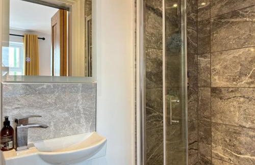 4BR - 3BA - Fast Wi-Fi - Free Parking - Garden - EV Point - Photo 16