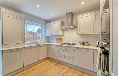 3 Bed House with Office Space in Coventry, by ARP Homes, Central, Driveway & Garage, Garden, Ideal for Contractors, Families & Long stays - Foto 12