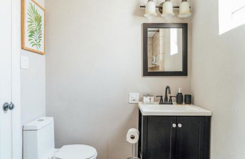 Spacious 2BR Apartment near Airport - Central Charming - Foto 22