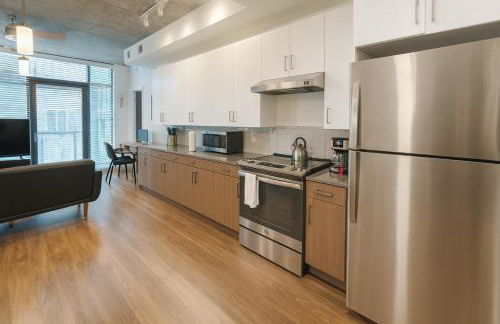 Trendy 3BR City Apt Pool and Ping Pong Fun - Foto 27