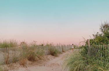 Modern and Comfy-2BR 2BA with pool access - ground floor, Near Outlets & Beaches - Foto 48